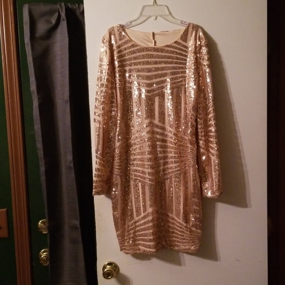 Long sleeve sequin keyhole back dress